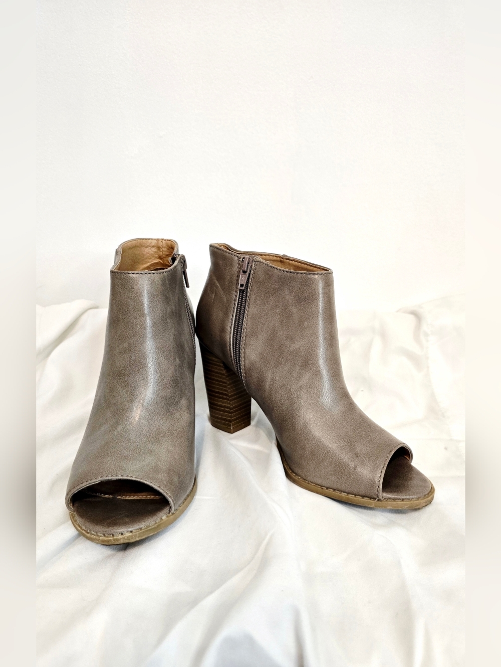 Report Rowdy Peep Toe Ankle Booties Taupe Block Heel Zip Women’s Size 9 - Picture 2 of 8